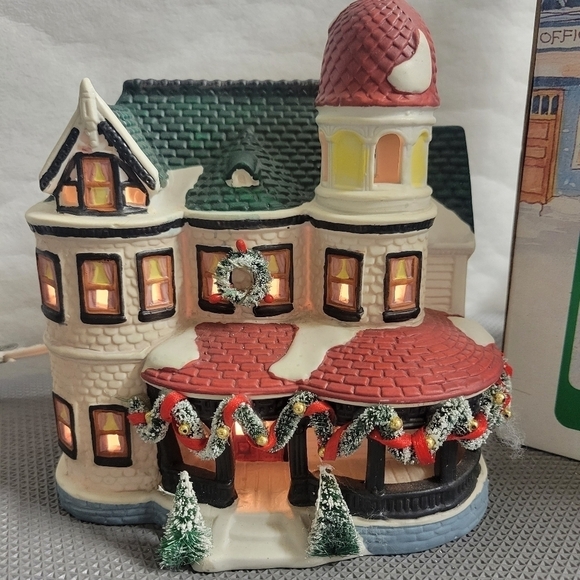 1997 Noma Dickensville Porcelain lighted House